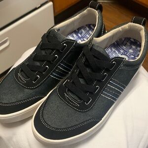 Only worn for about 45 minutes, but just not what I wanted.
Slip on 91/2